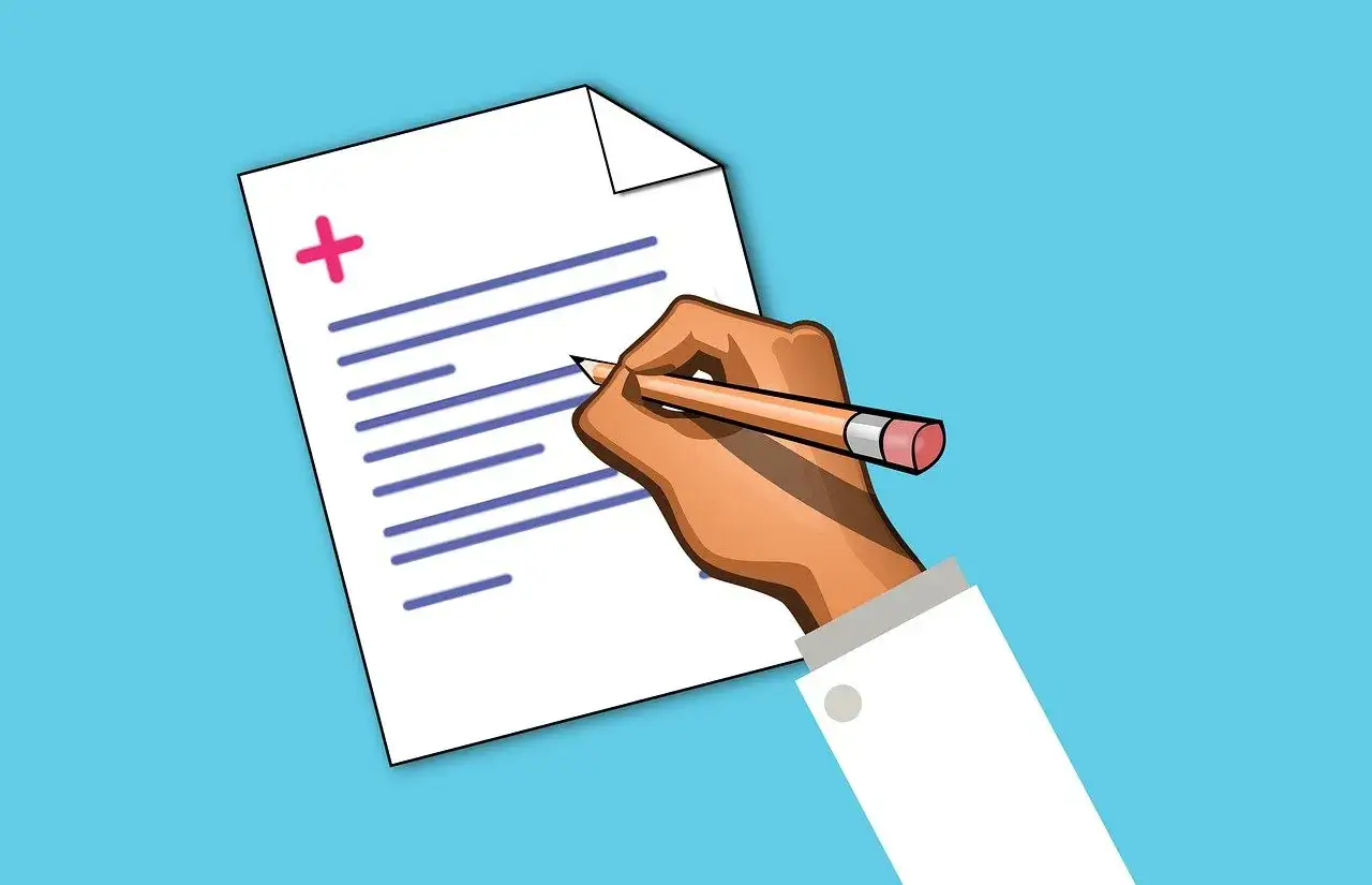 Dłoń pisząca ołówkiem na dokumencie z czerwonym krzyżykiem.