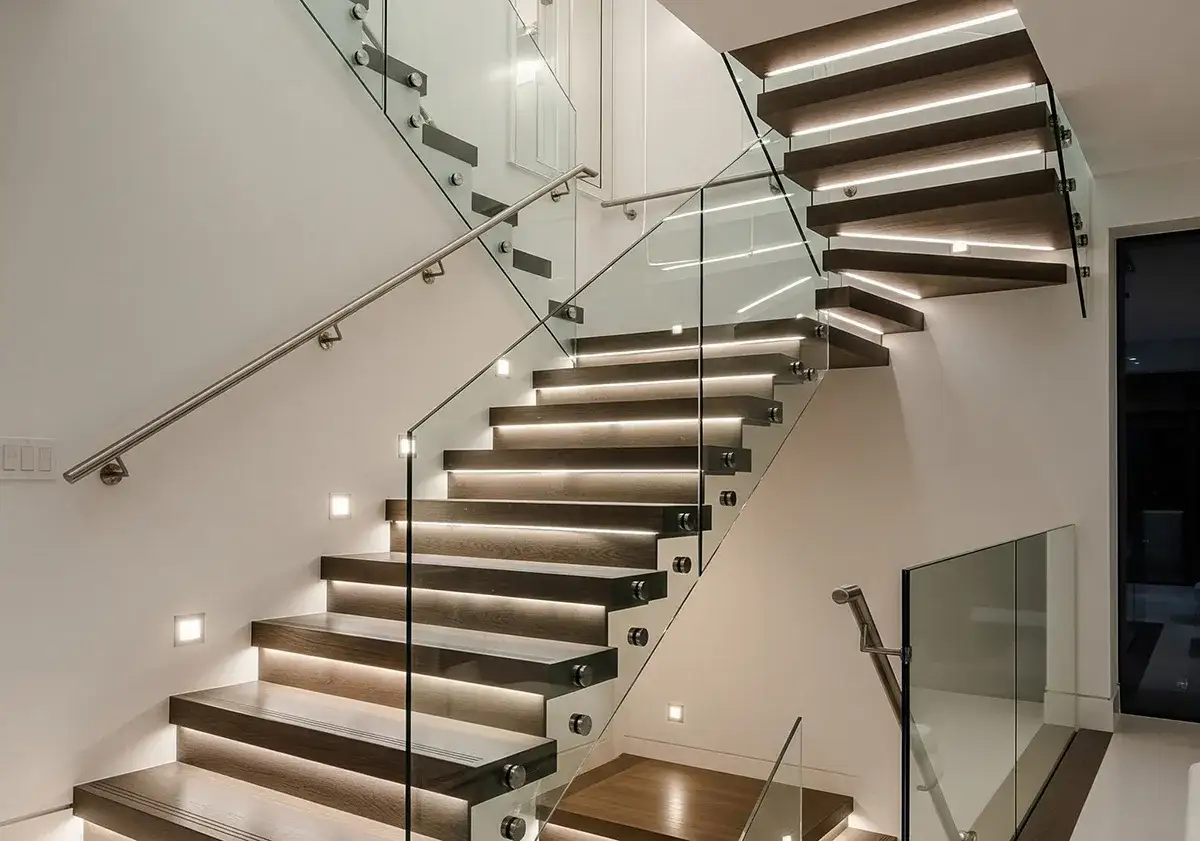 Oświetlenie schodów: Jak połączyć bezpieczeństwo ze stylem? Poradnik