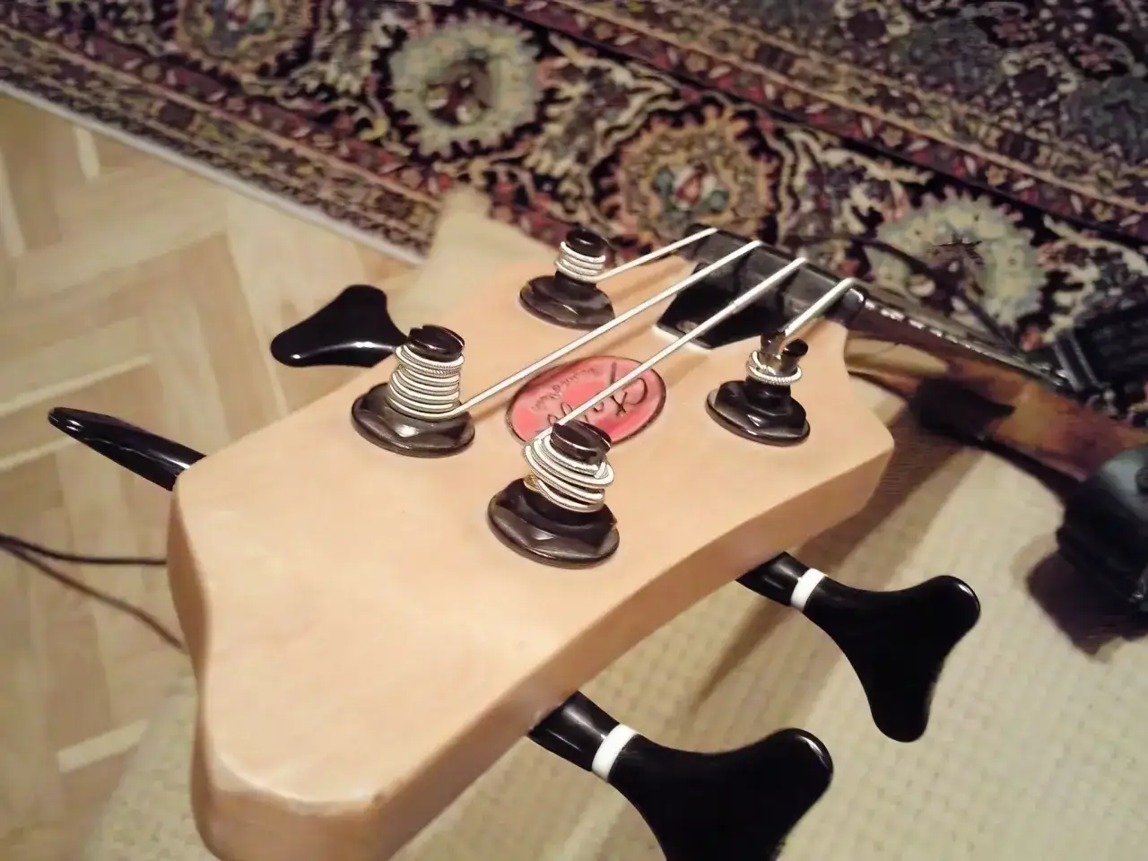 Jakie struny do gitary basowej wybrać, aby poprawić brzmienie?