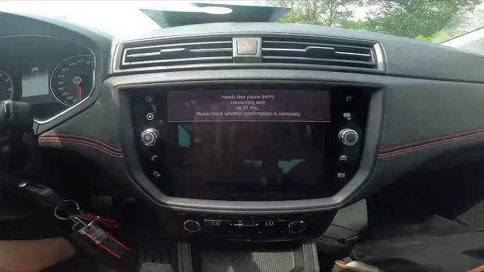 Seat Ibiza: Jak włączyć Bluetooth i sparować telefon krok po kroku