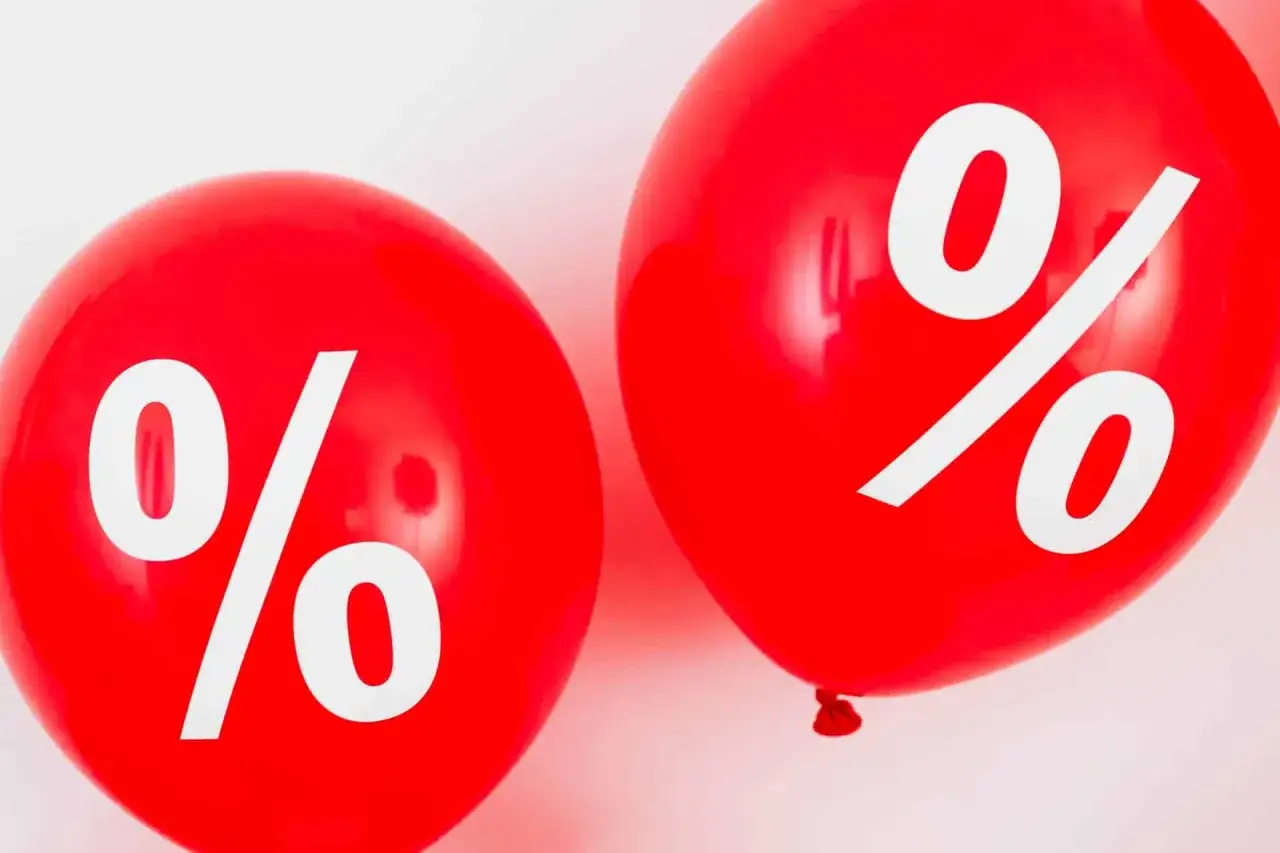 Dwa czerwone balony z białymi symbolami procentów. Idealne na promocję, np. leasing 101 procent.