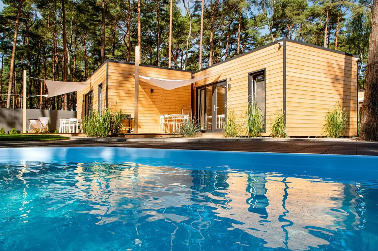 Nowoczesny dom z basenem nad morzem, otoczony sosnowym lasem. Idealne miejsce na relaks.