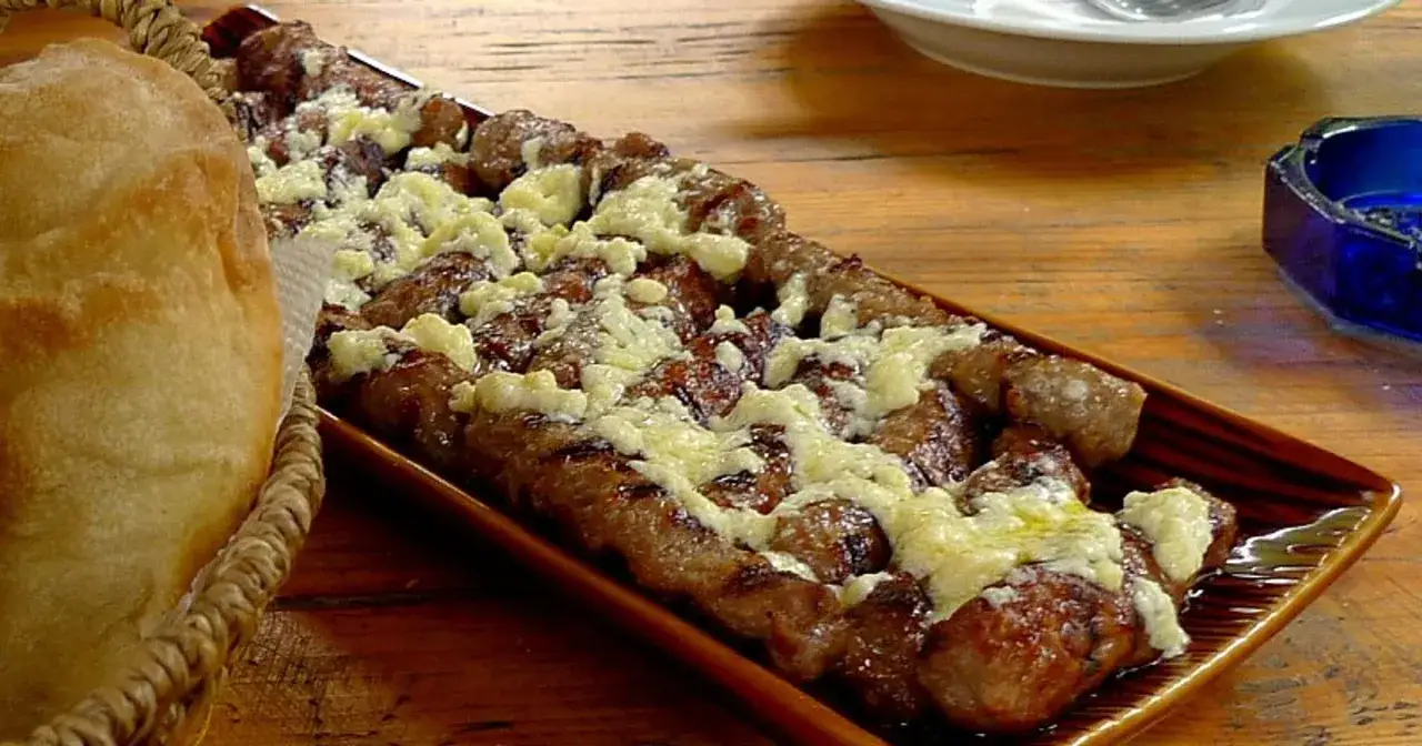 Pyszne ćevapi, klasyka kuchni serbskiej, podane z chlebem i serem.