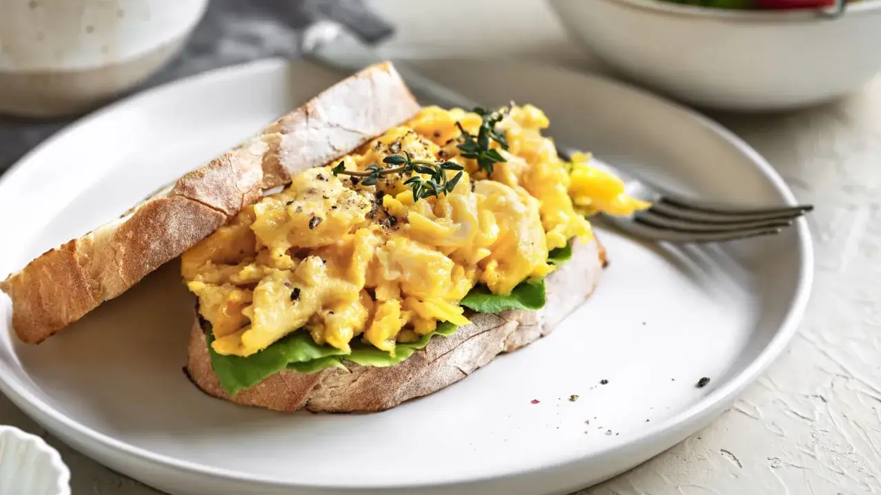 Ile kalorii ma kanapka z masłem i pomidorem? Sprawdź!