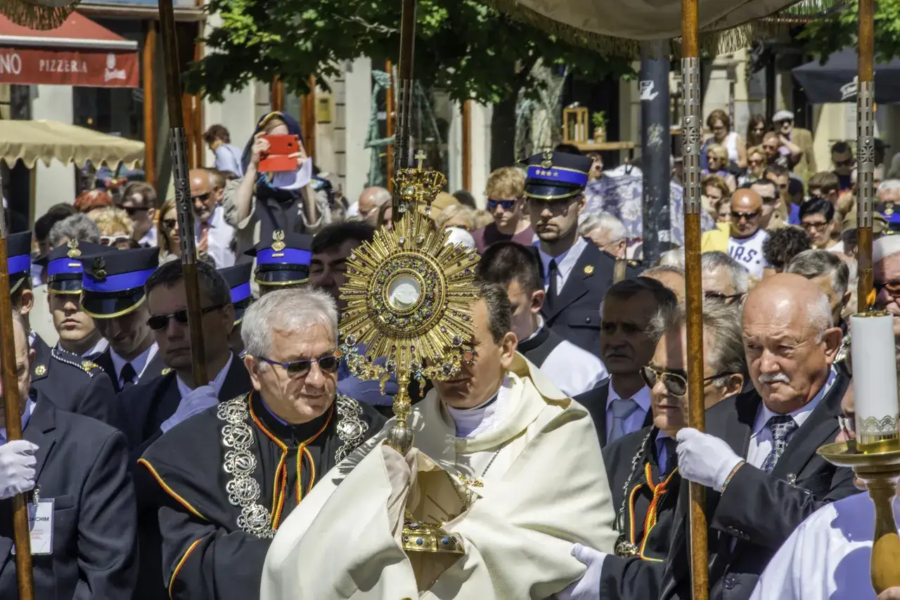 Ile ołtarzy na Boże Ciało? Odkryj ich znaczenie i tradycje