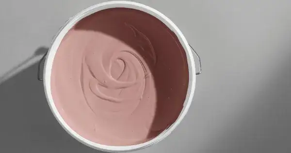 Czy można malować farbą lateksową na akrylową bez problemów?