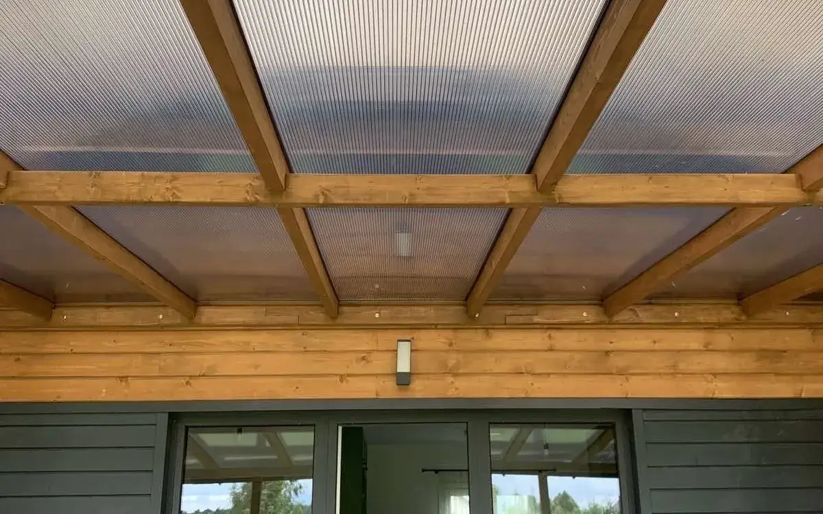 Wkręty do poliwęglanu komorowego: Jak mocować, by zadaszenie trwało?