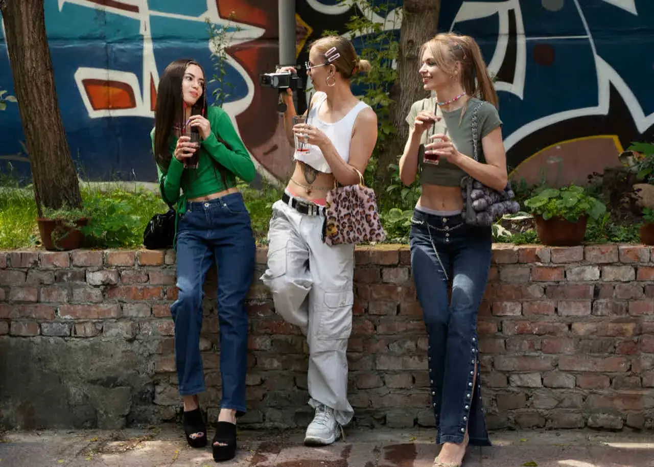 Jaką bluzkę do bojówek wybrać, aby wyglądać stylowo i modnie?