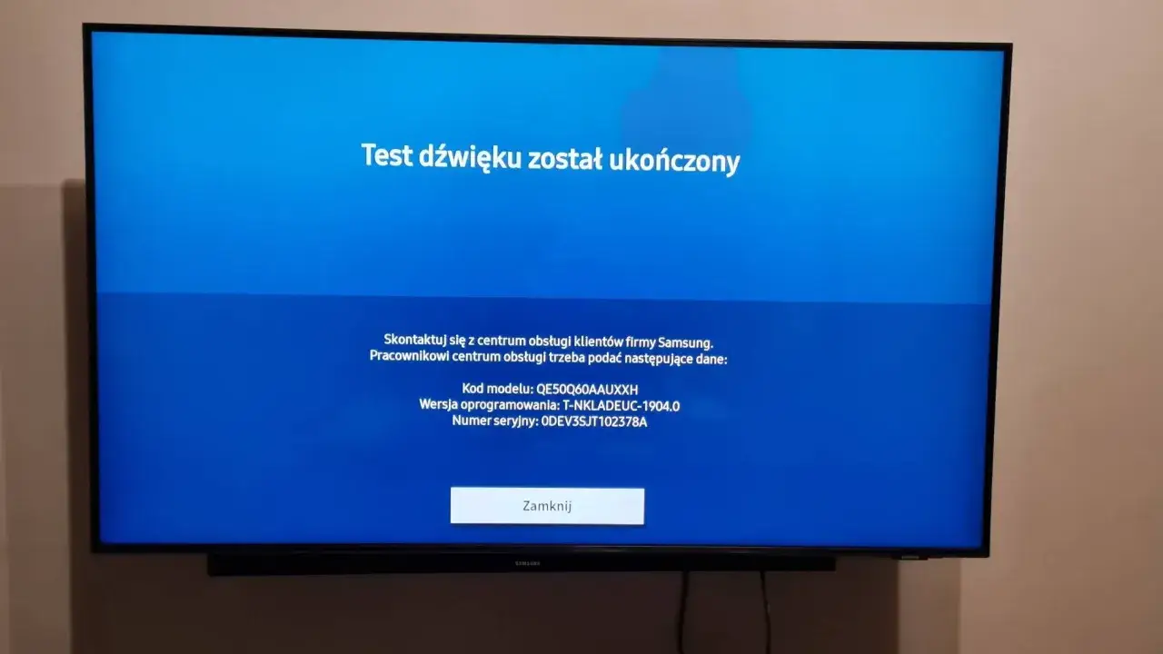 Ekran telewizora Samsung z komunikatem "Test dźwięku został ukończony" i danymi kontaktowymi.