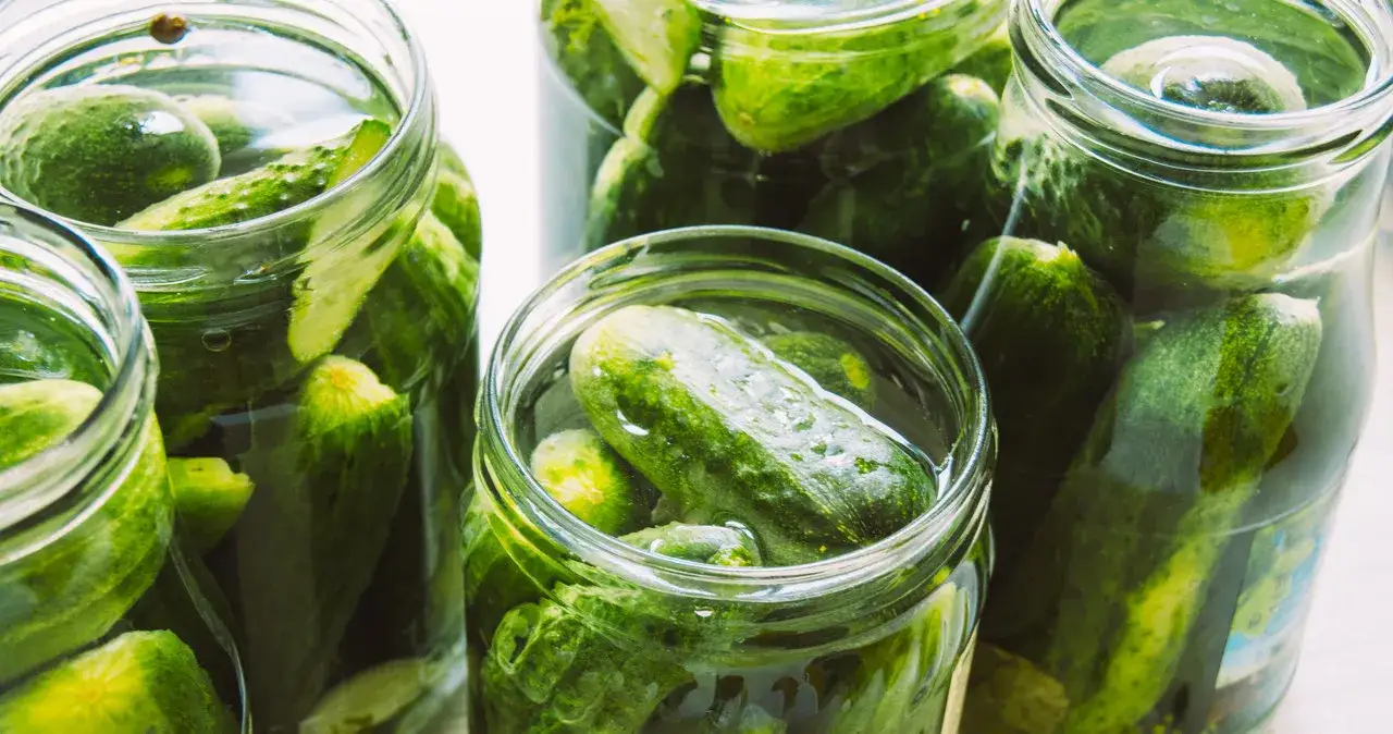 Ile pasteryzować sałatkę z ogórków? Sprawdź najlepsze metody i czasy.