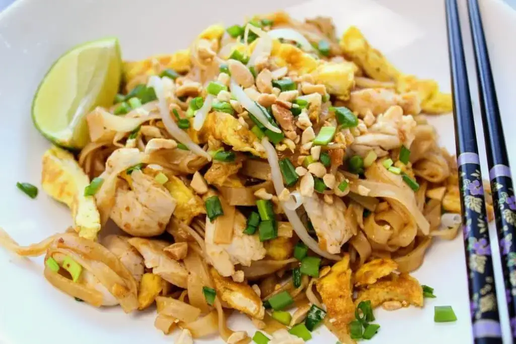 Przepis na pad thai z wołowiną, który zaskoczy Twoje podniebienie