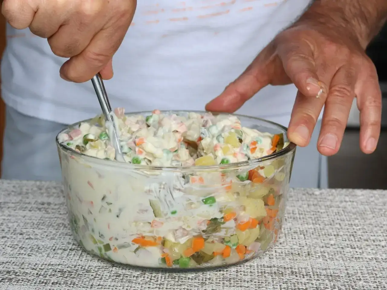 Czy pora do sałatki należy sparzyć? Sprawdź korzystne efekty tego kroku.