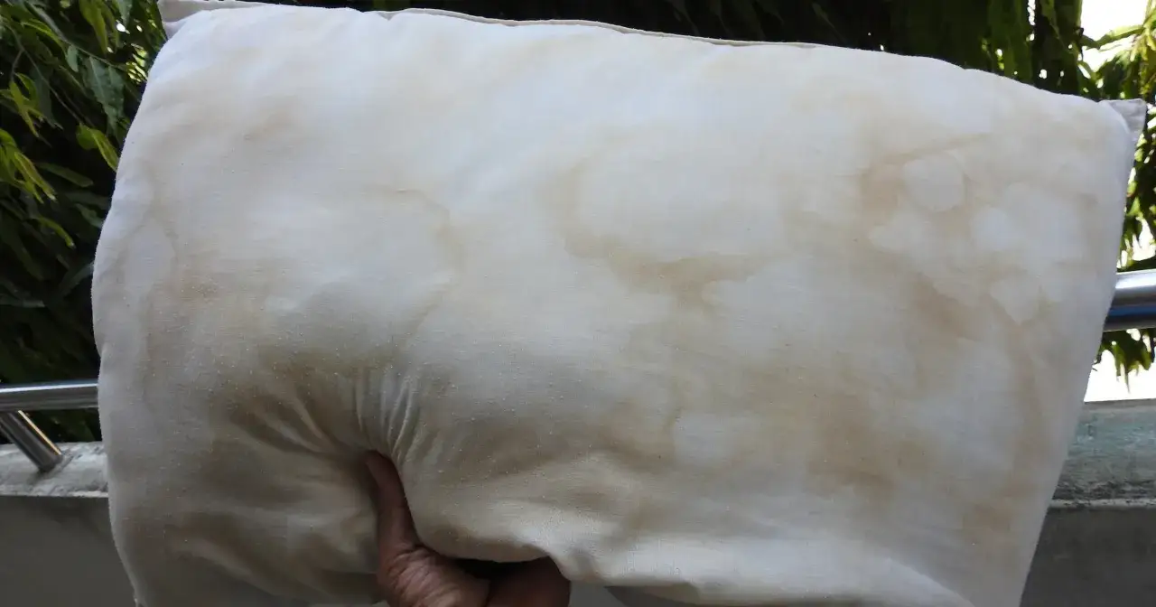 Żółte plamy z poduszek? Pozbądź się ich! Poradnik krok po kroku