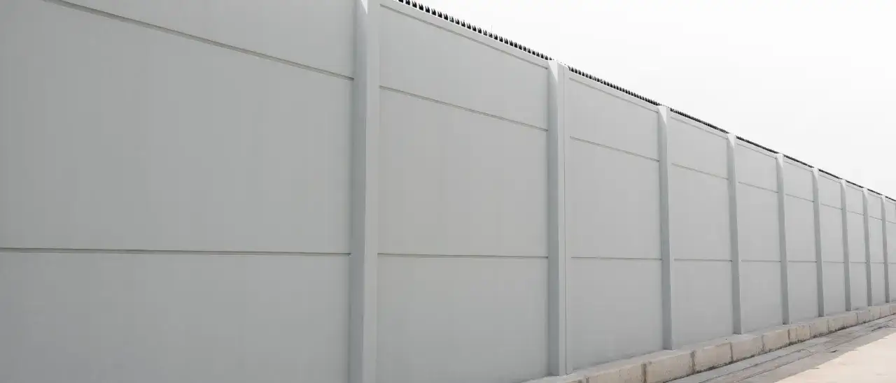 Ile kosztuje płot betonowy w 2026? Uniknij ukrytych kosztów!