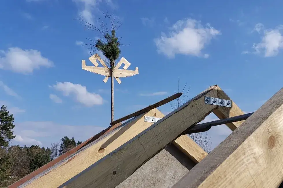 Jak zrobić wieniec na budynku - uniknij najczęstszych błędów w budowie