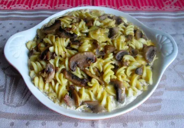 Szybka i tania zapiekanka studencka z makaronem – przepis na smaczne danie