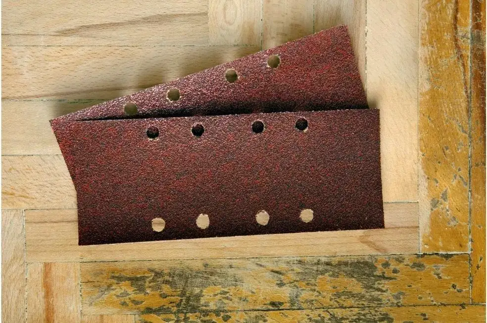 Jaki papier ścierny do mebli? Wybierz idealny do szlifowania drewna