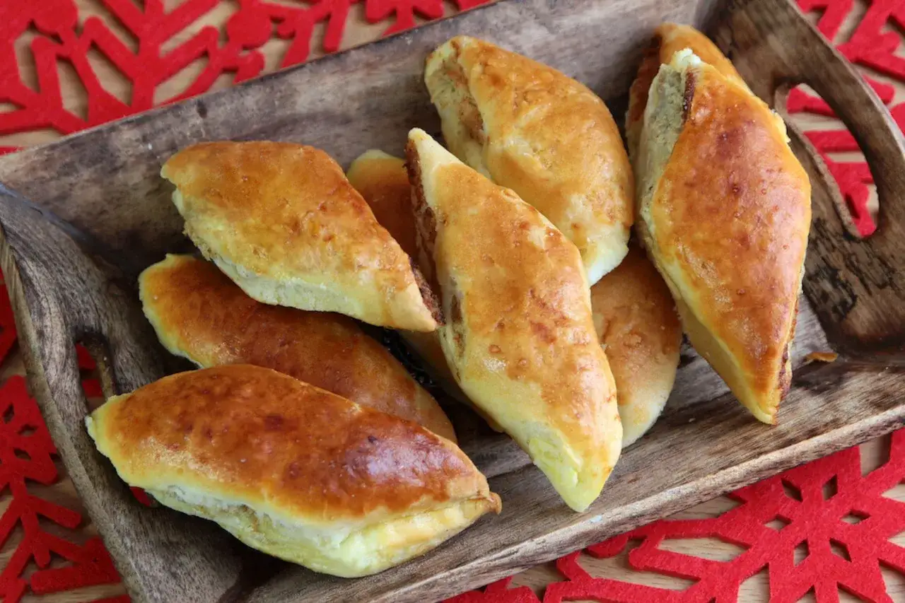 Przepis na ciasto drożdżowe do pasztecików, które zawsze się udaje