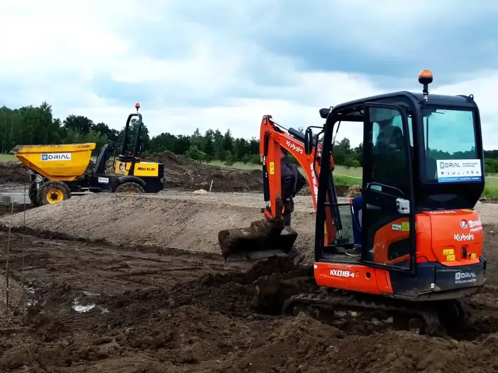 Ile kosztuje minikoparka? Wybierz mądrze: zakup, wynajem, leasing