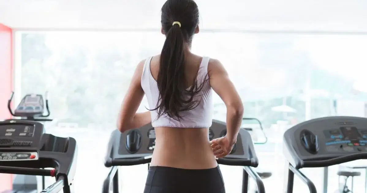 Jak ćwiczyć na bieżni aby schudnąć i uniknąć błędów w treningu