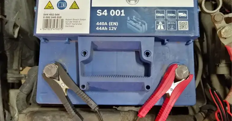 Podłączanie akumulatora do prostownika: Uniknij błędów i ładuj bezpiecznie