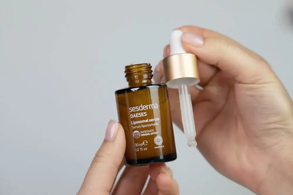 Jakie serum do twarzy po 40, które skutecznie zwalcza zmarszczki?