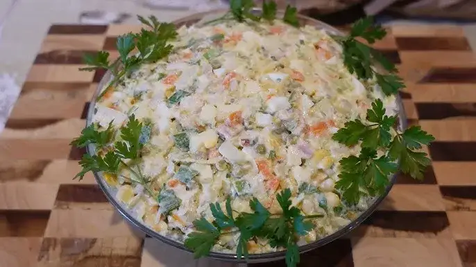 Jak przystroić sałatkę jarzynową: 10 kreatywnych technik i trików