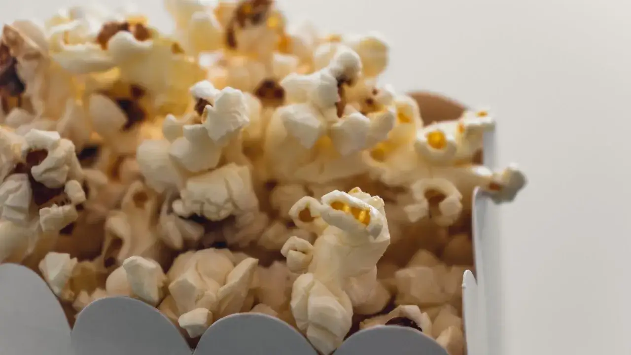 Ile kcal ma popcorn karmelowy? Zaskakujące różnice w kaloriach!