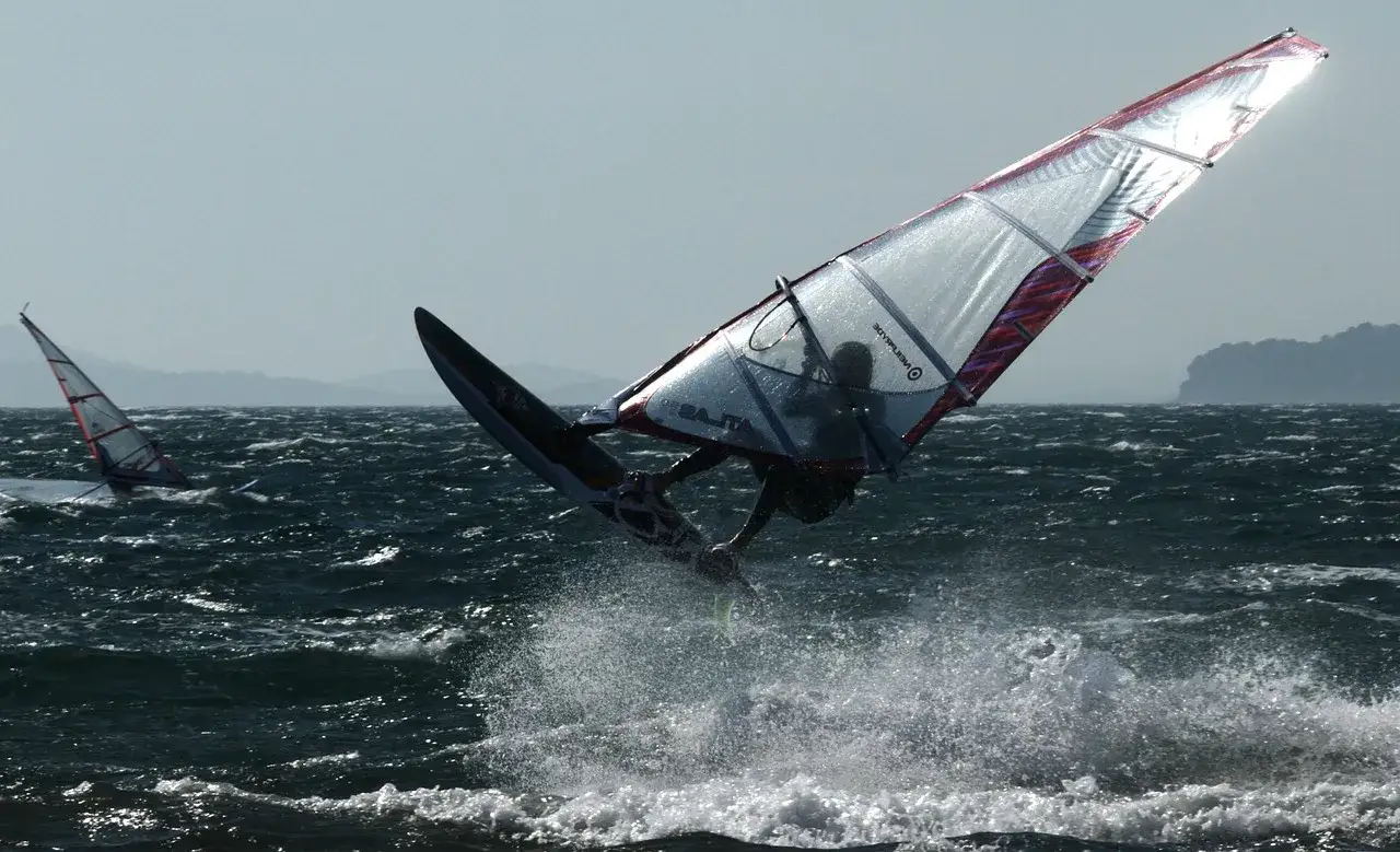 Instruktor windsurfingu: Zarobki do 12 000 zł netto? Poznaj fakty