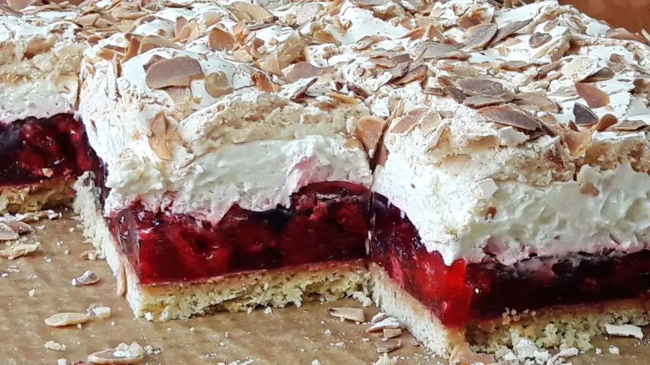 Puszyste bezy na ciasto malinowa chmurka, z warstwą galaretki z malinami i kremem. Idealne na deser!