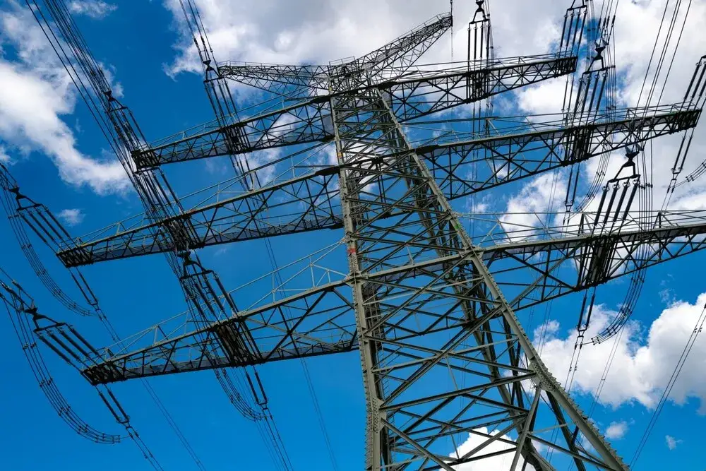 Czym się różni prąd stały od zmiennego? Kluczowe różnice i zastosowania