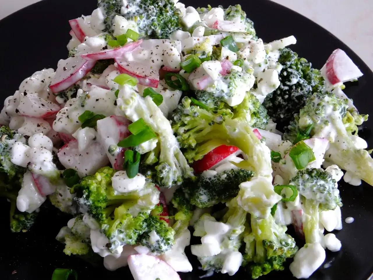 Czym się różni sałatka od surówki? Odkryj ważne różnice!