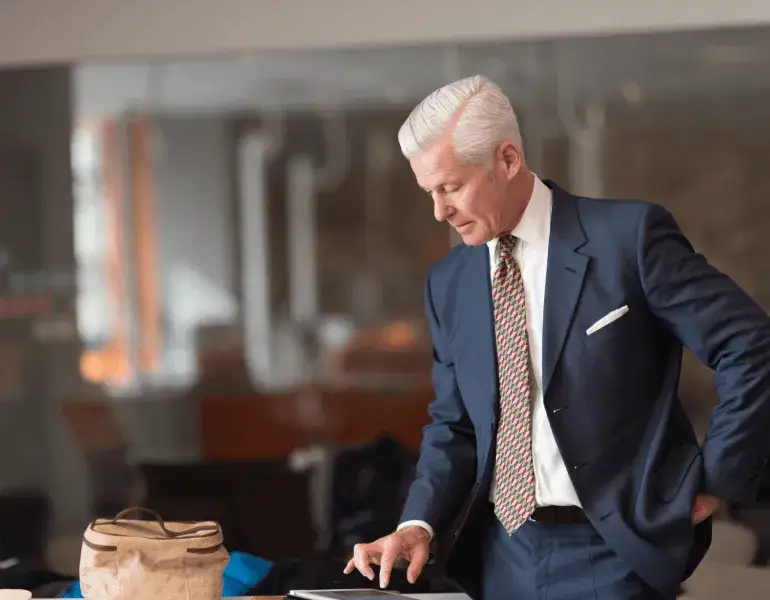 Jak powinien ubierać się mężczyzna po 60? 10 kluczowych porad