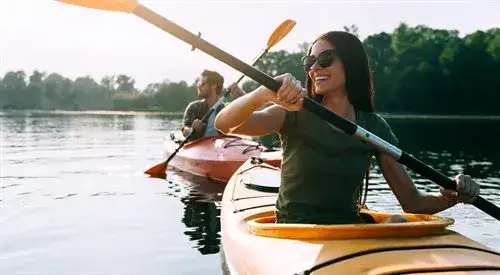 Wioślarstwo a kajakarstwo: Co wybrać? Porównanie dla Ciebie!