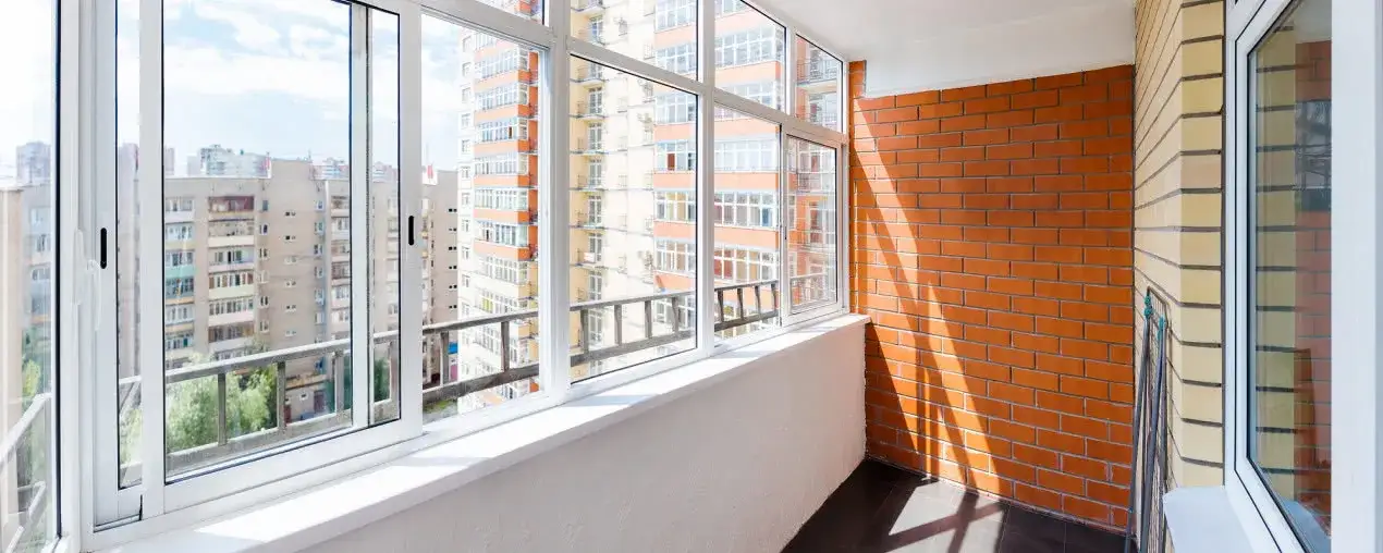 Jak zabudować balkon w bloku? Kluczowe informacje i porady praktyczne