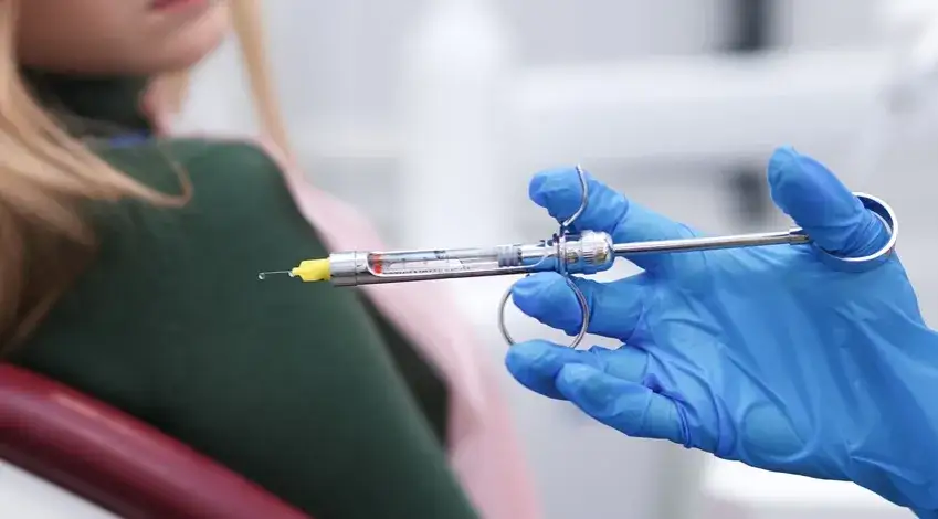 Znieczulenie u dentysty a okres: czy stres jest winowajcą?