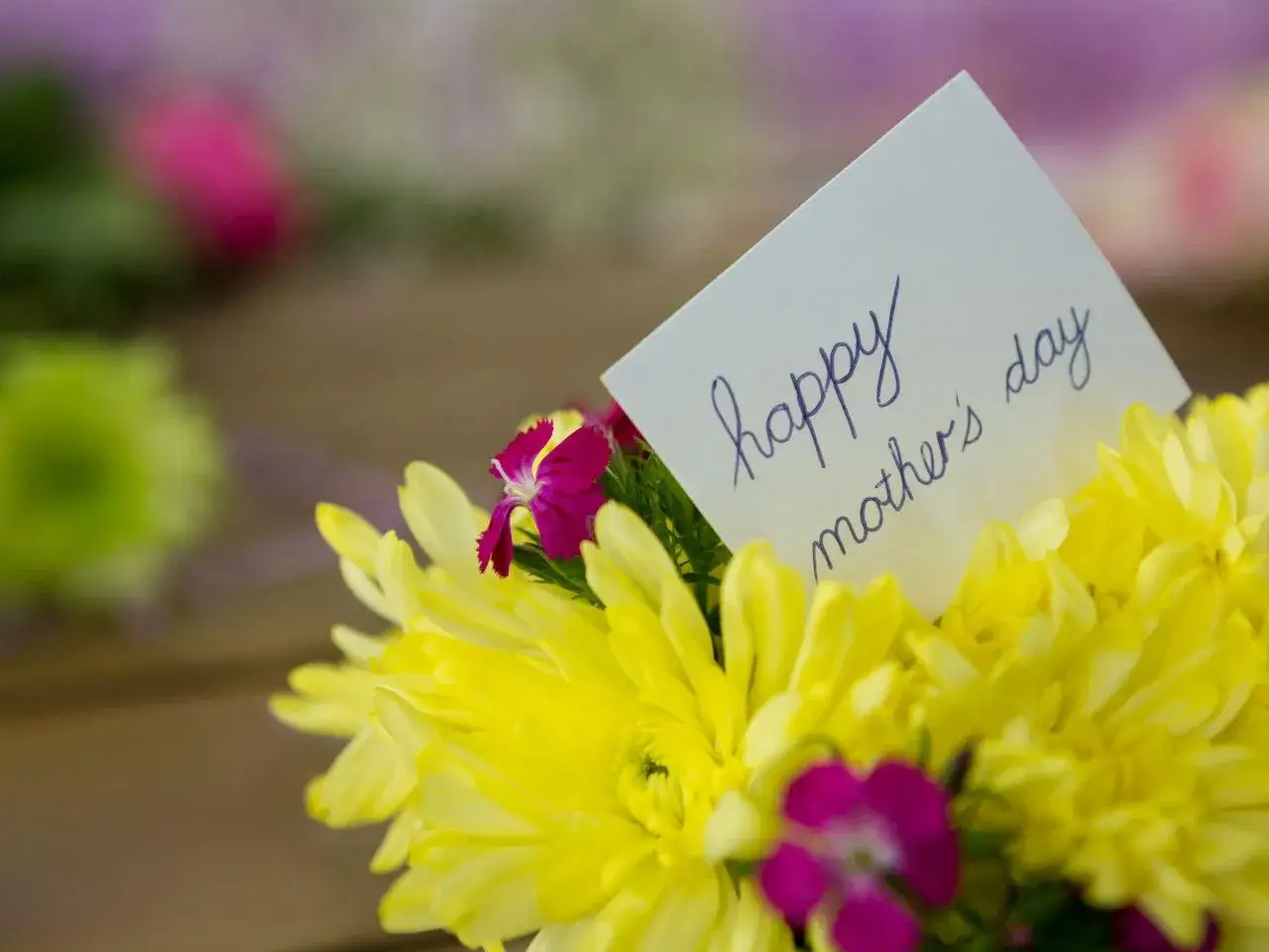 Czy teściowej składa się życzenia na Dzień Matki? Zwyczaje i relacje.