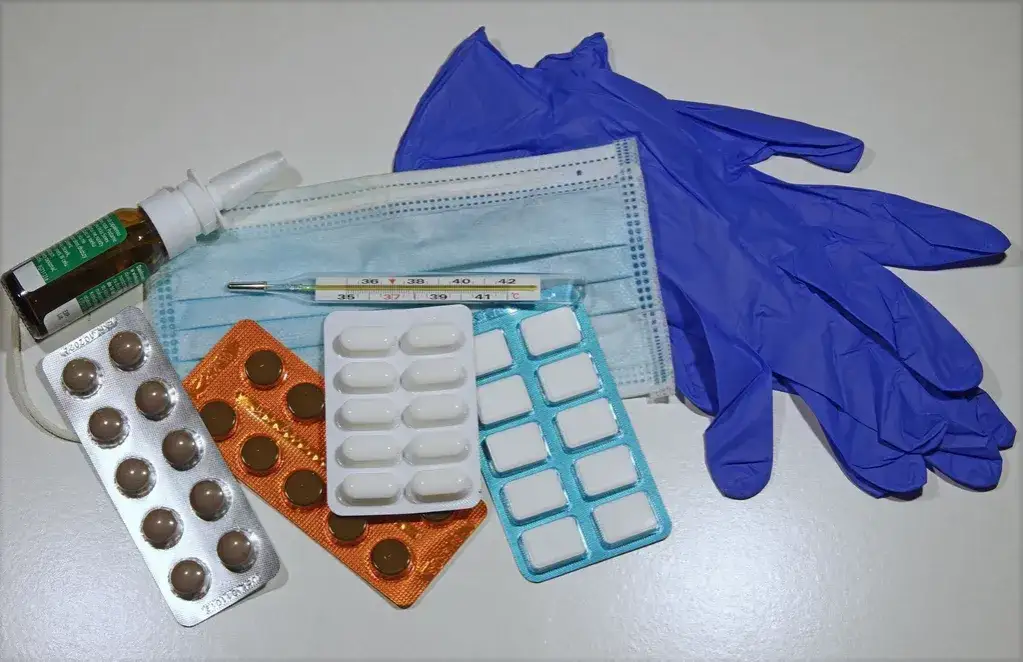 Jakie leki na urlop? Kluczowe medykamenty, które musisz zabrać