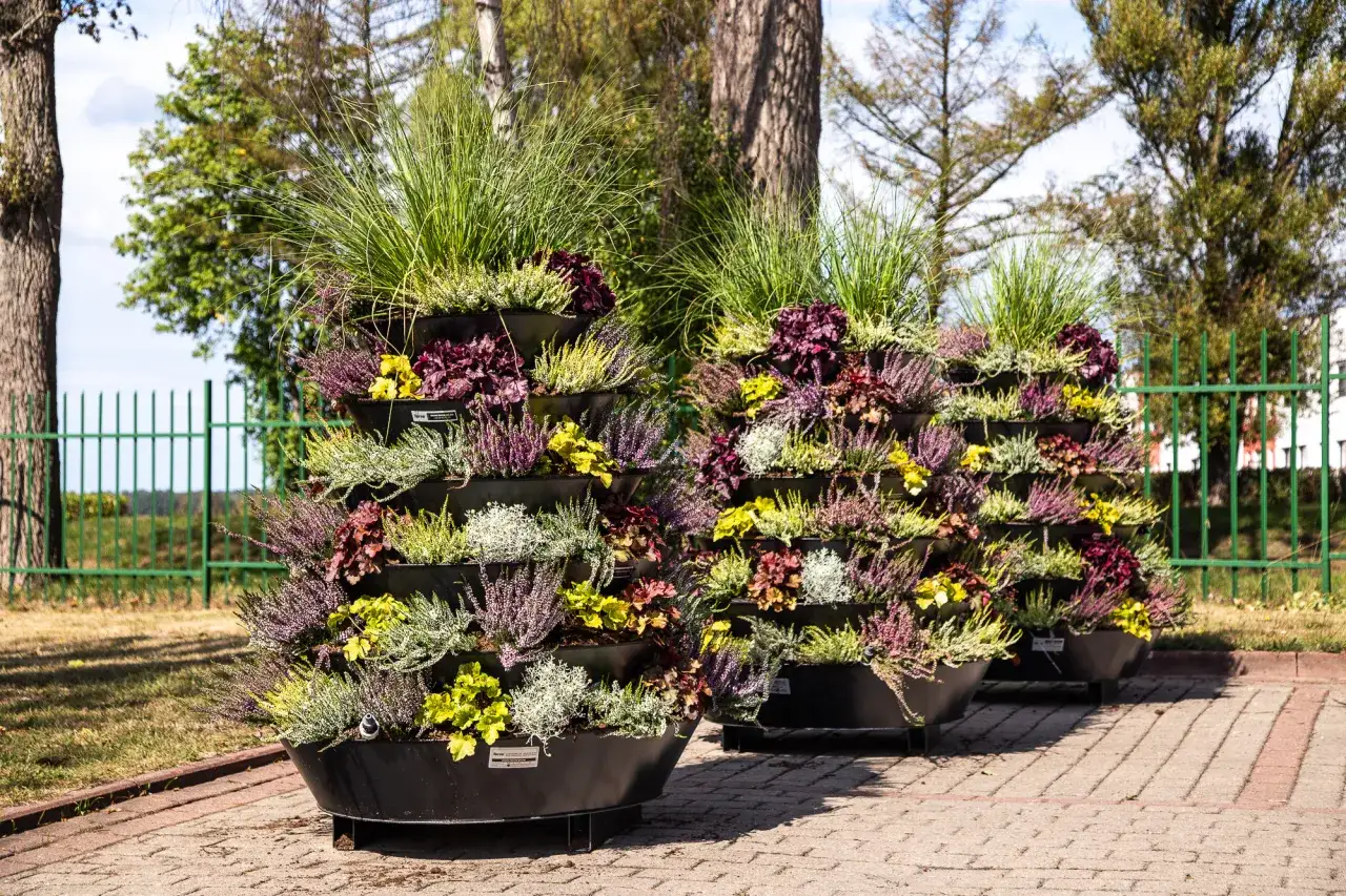 Jak zbudować kwietnik kaskadowy DIY? Prosty przewodnik krok po kroku