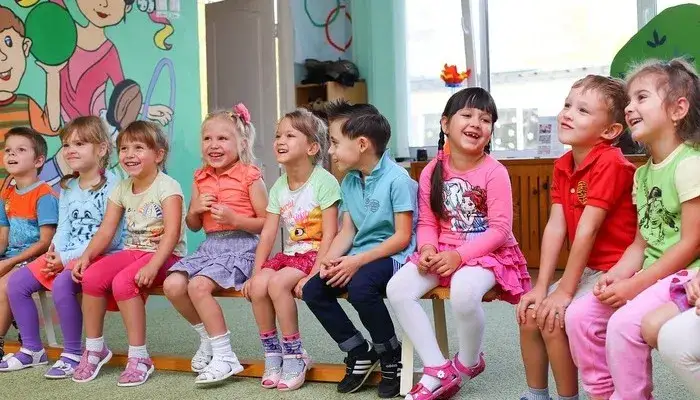 Jak ubrać dziecko na dzień przedszkolaka: poradnik dla zabieganych rodziców