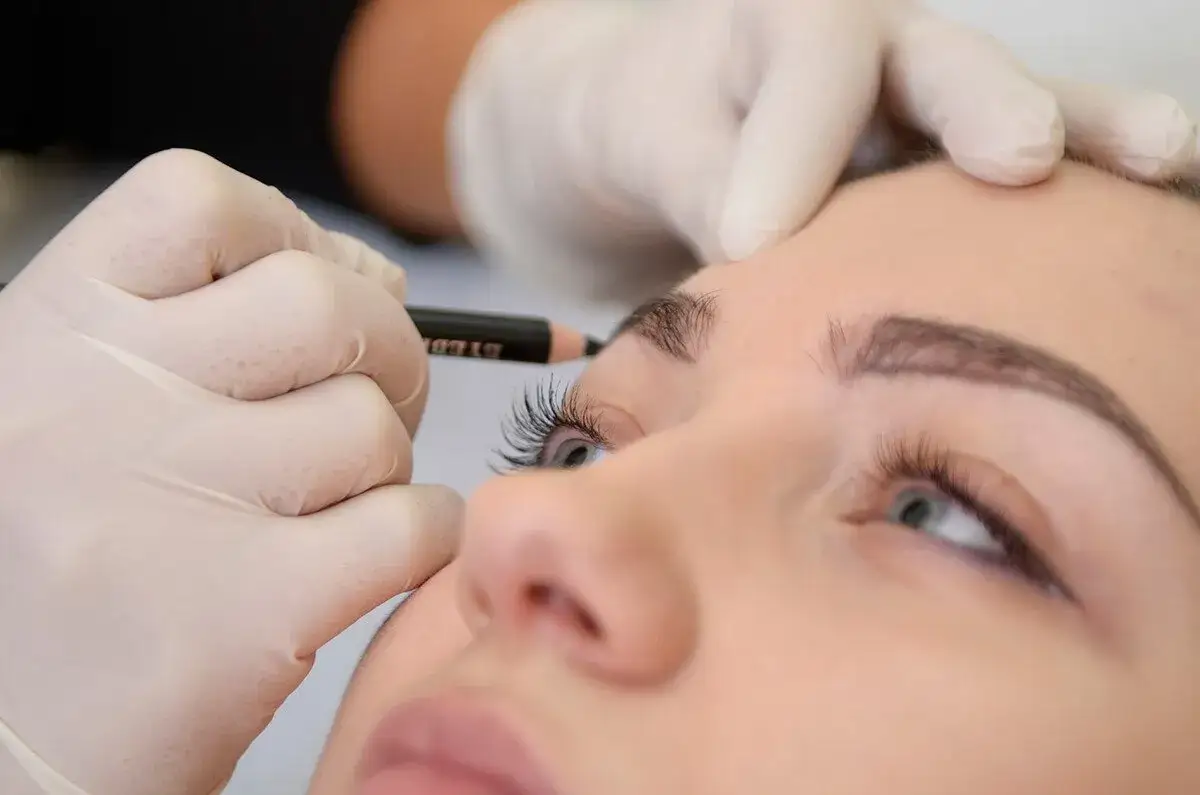 Makijaż permanentny brwi – ile czasu zajmuje cały zabieg?