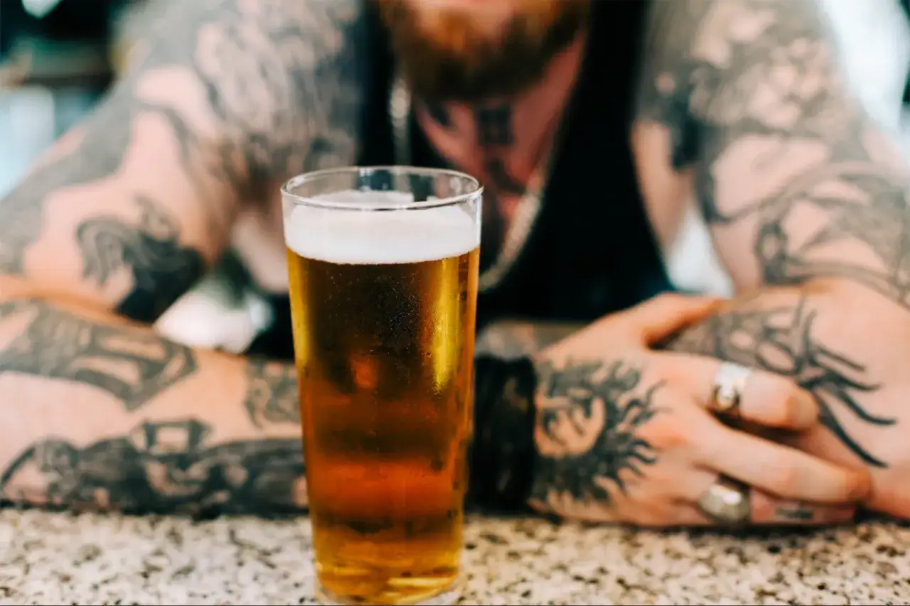 Alkohol przed zrobieniem tatuażu: co musisz wiedzieć o zagrożeniach