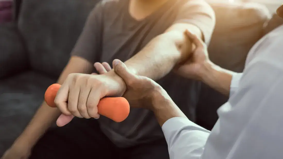 Rehabilitacja po złamaniu ręki: Ile trwa? Pełny przewodnik eksperta