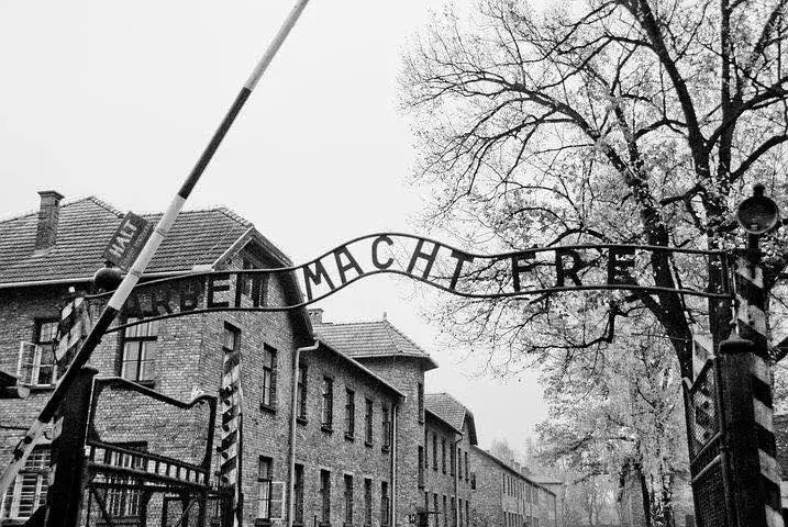 Brama Auschwitz gdzie jest - odkryj miejsce z napisem Arbeit Macht Frei
