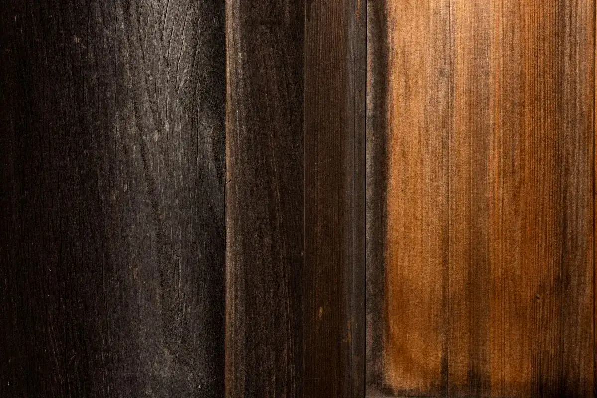 Opalane drewno w odcieniach brązu i czerni. Zastanawiasz się, czym pomalować opalane drewno, by uzyskać taki efekt?