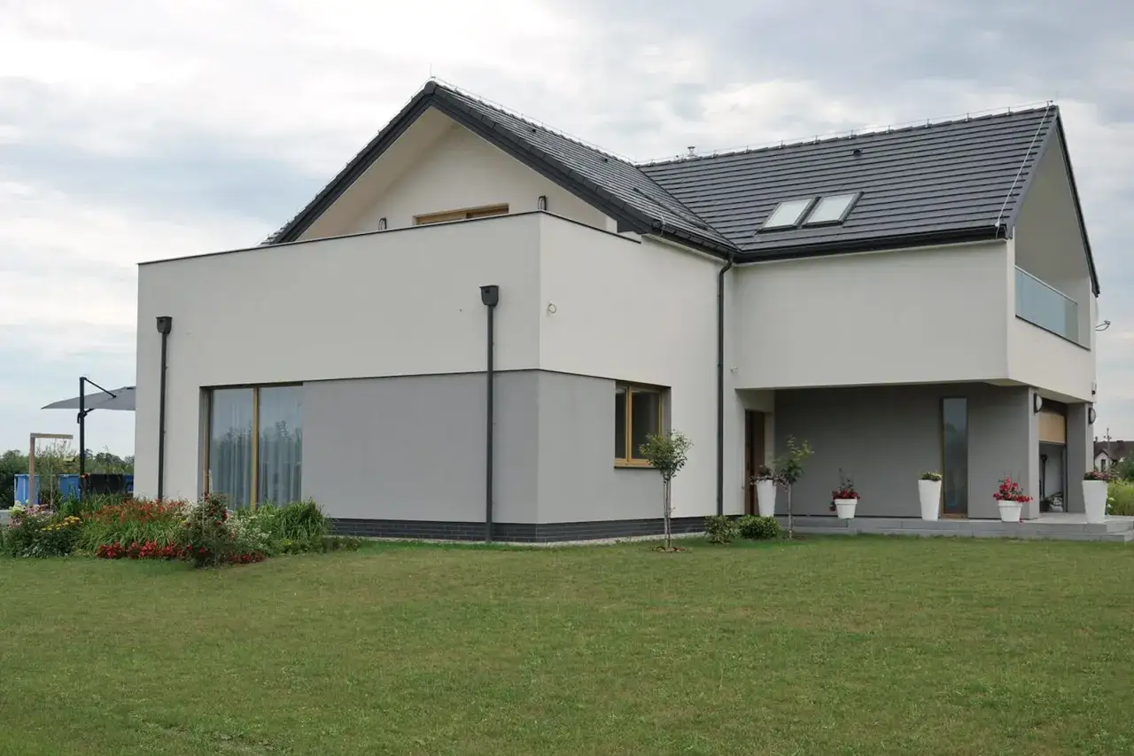 Kiedy elewacja po tynkach? Sprawdź, jak uniknąć problemów z czasem