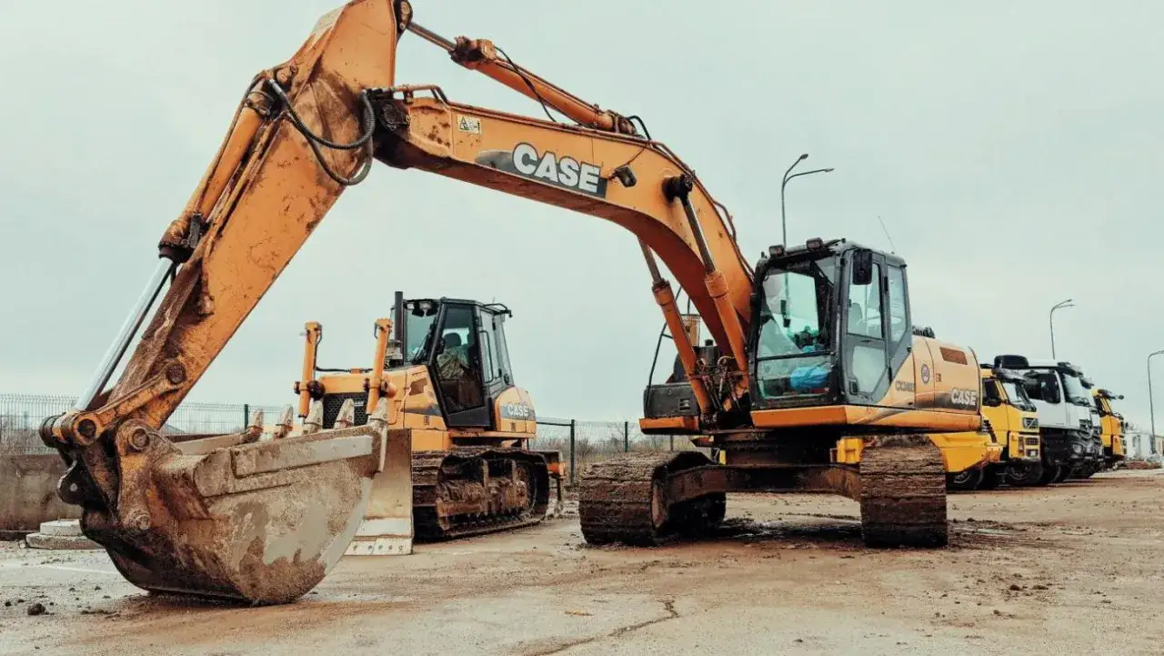 Kurs na koparkę: Czy to trudne? Przewodnik i zarobki operatora