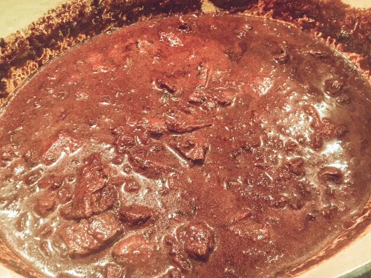 Hirschgulasch würzen: Die besten Gewürze für perfekten Wildgeschmack