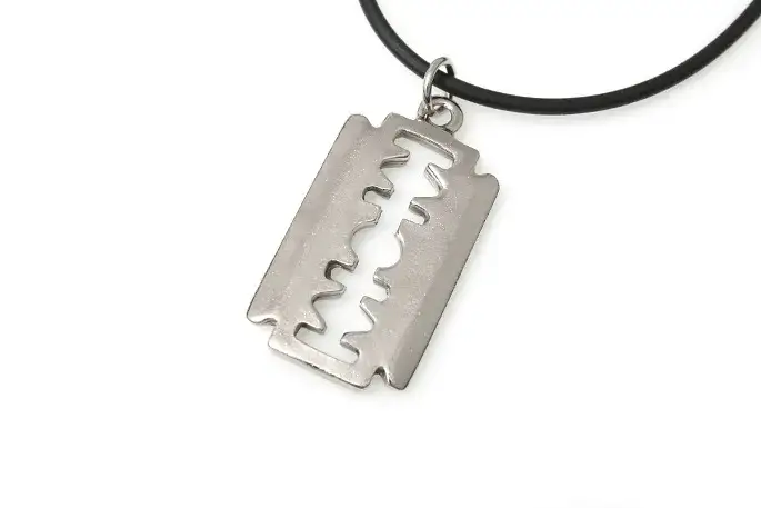 Naszyjnik żyletka co oznacza? Odkryj jego ukryte znaczenie i symbolikę