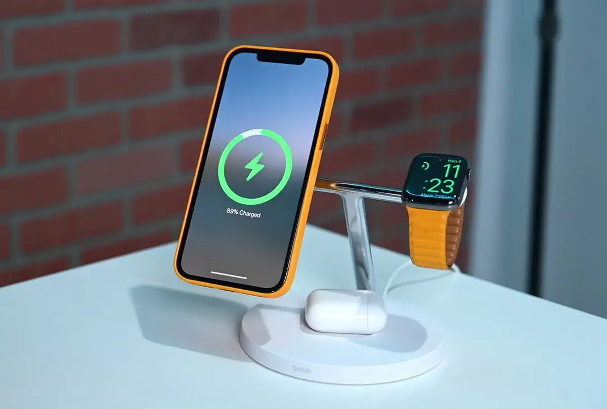Ładowarka indukcyjna Belkin z iPhonem, Apple Watch i słuchawkami AirPods.